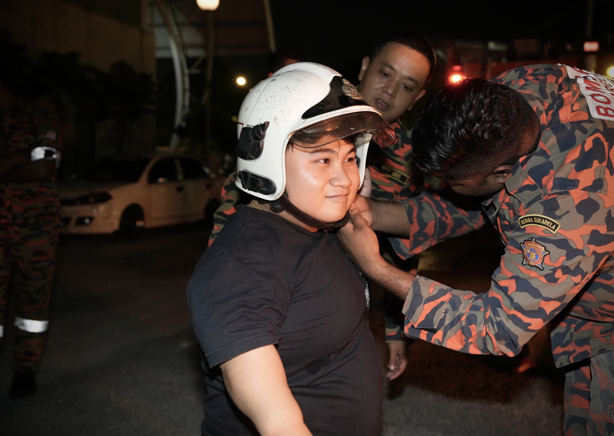 LATIHAN PENGUNGSIAN BANGUNAN DAN TATACARA MENGGUNAKAN ALAT PEMADAM API